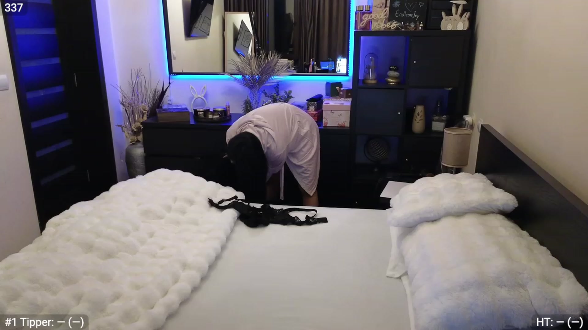 Gallery image thumbnail from EndlesssJoy's myfreecams stream on, 12/14/2023, 01:44 image 12 of 20