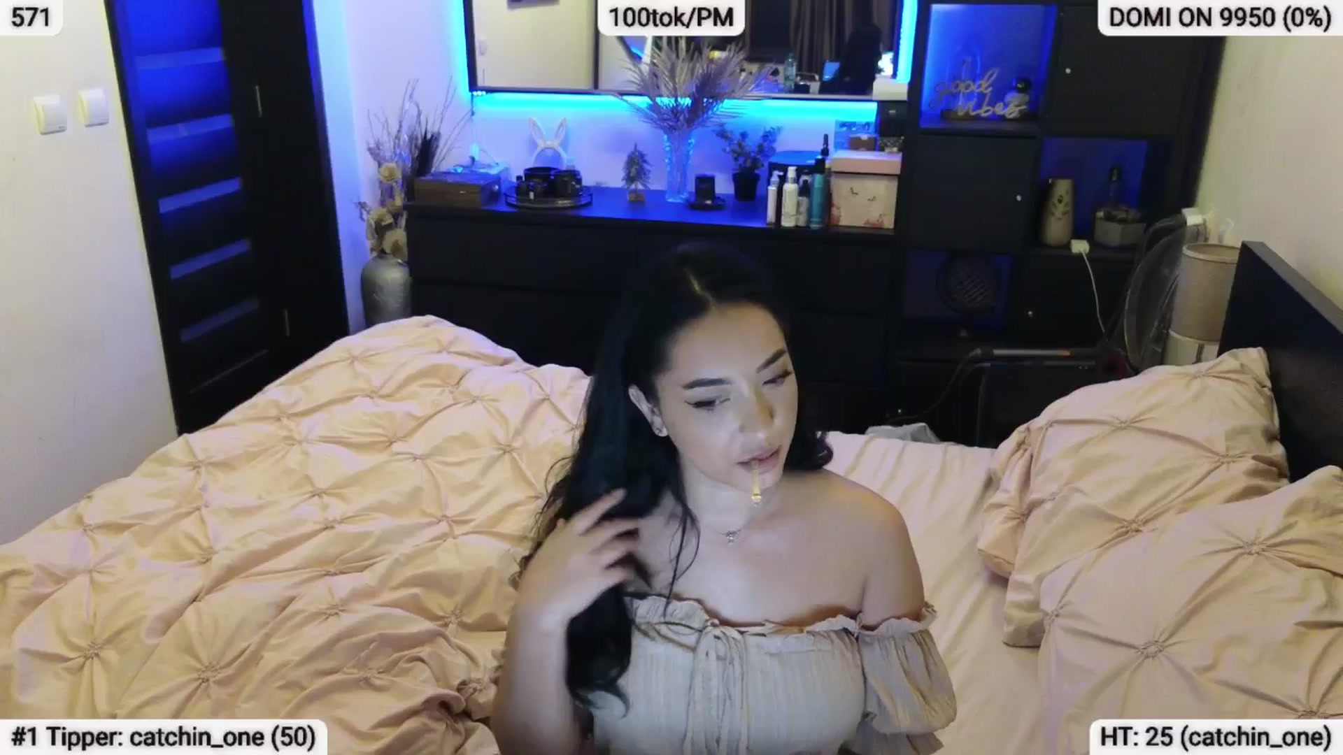 Gallery image thumbnail from EndlesssJoy's myfreecams stream on, 05/25/2024, 01:19 image 18 of 20