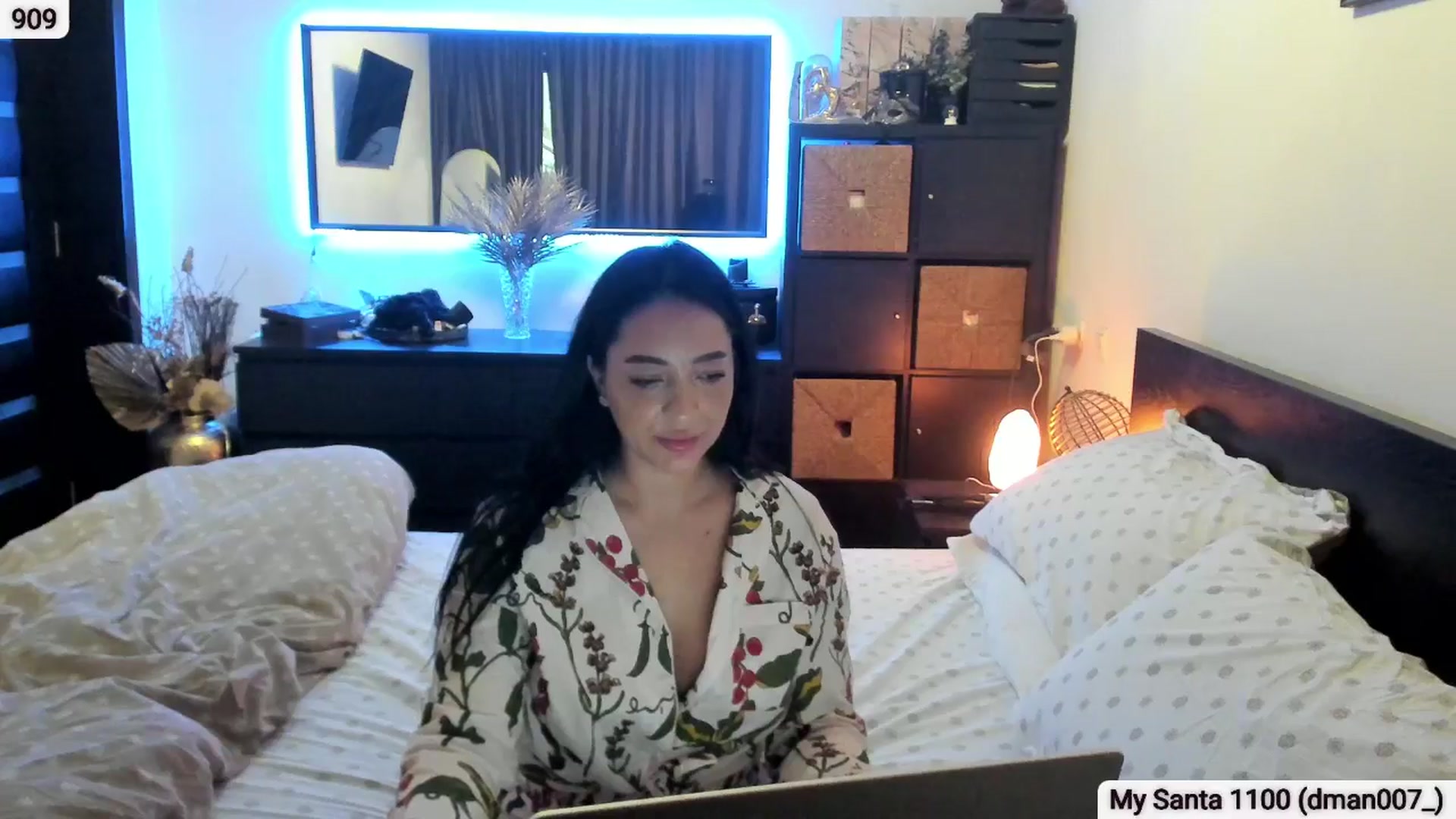 Gallery image thumbnail from EndlesssJoy's myfreecams stream on, 12/25/2025, 08:03 image 13 of 20