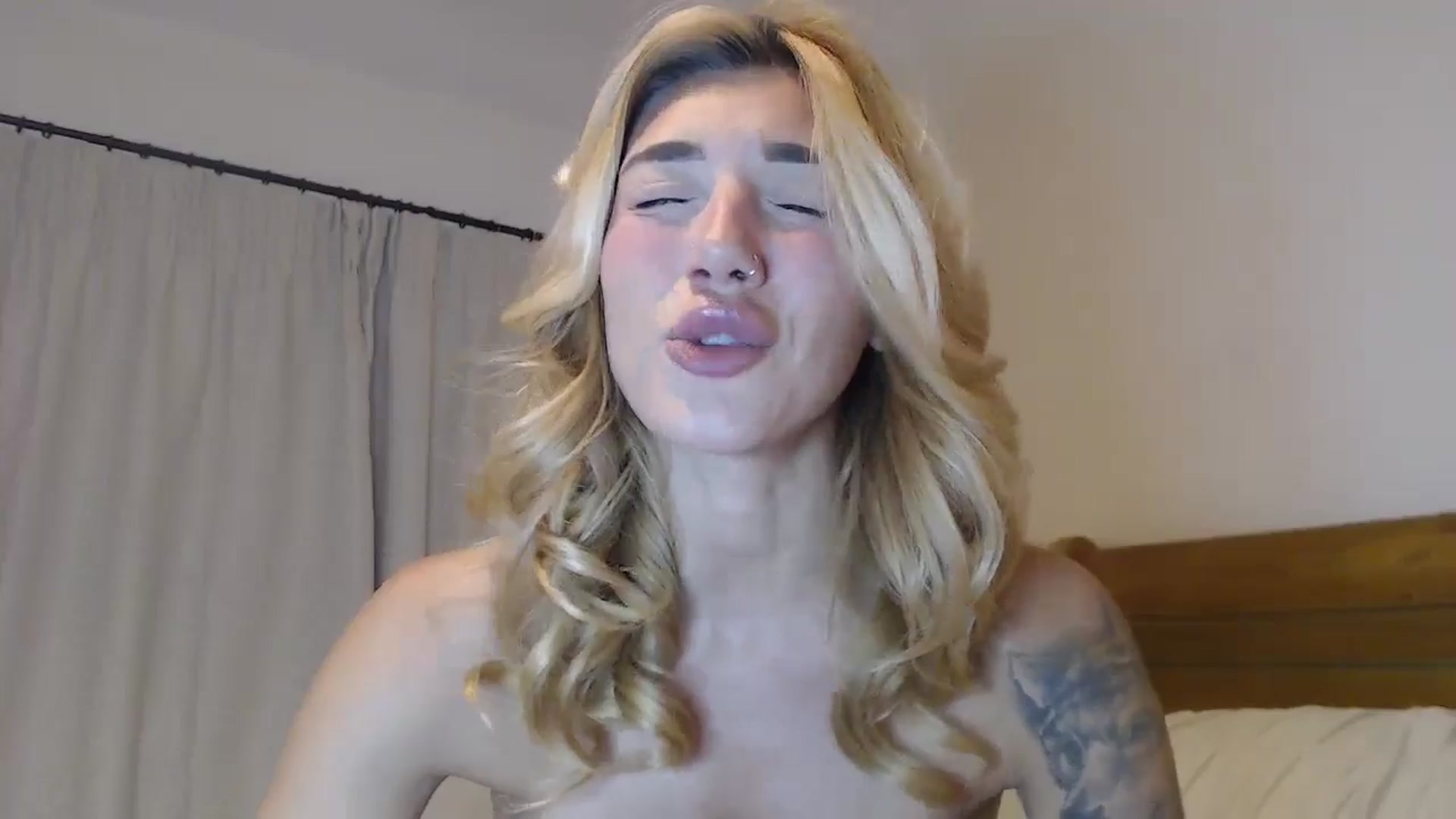 Gallery image thumbnail from EnglishRose3's myfreecams stream on, 07/11/2024, 06:31 image 16 of 20