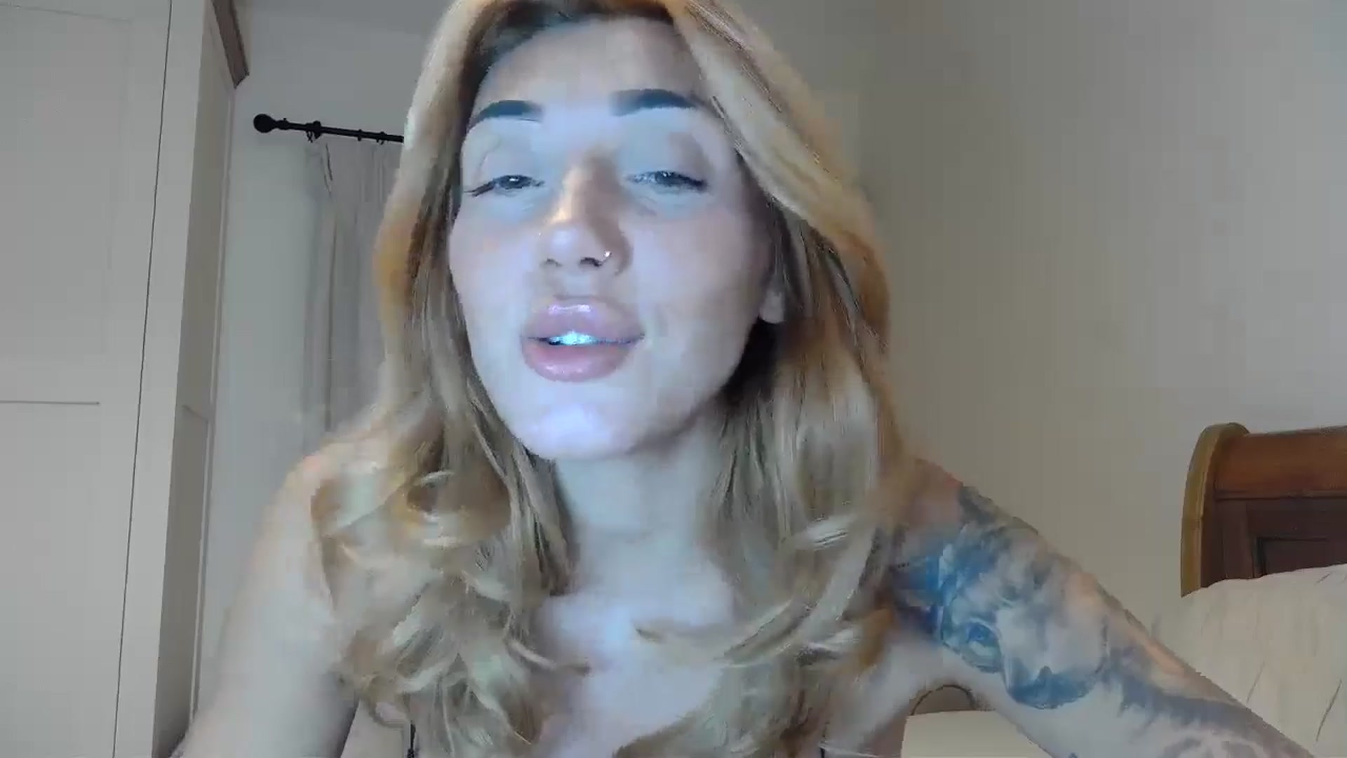 Gallery image thumbnail from EnglishRose3's myfreecams stream on, 10/28/2024, 20:48 image 16 of 20