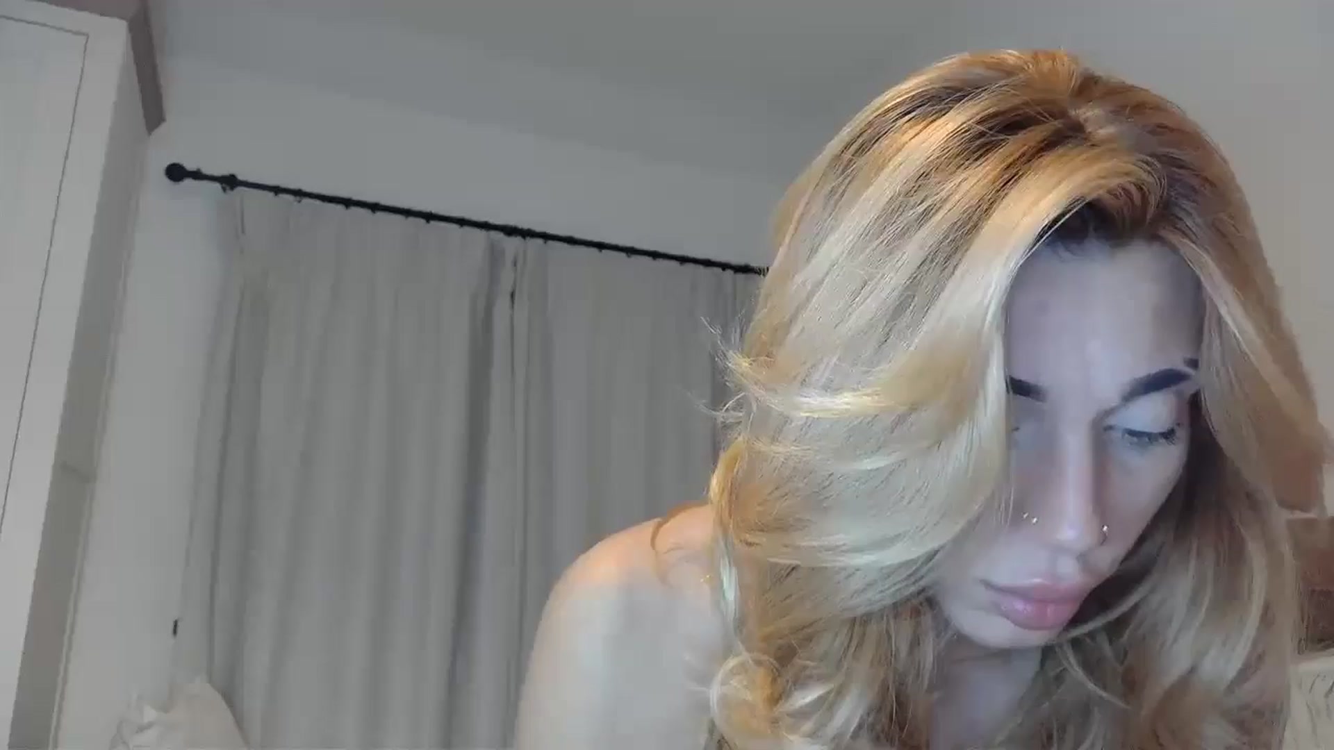 Gallery image thumbnail from EnglishRose3's myfreecams stream on, 10/28/2024, 21:35 image 19 of 20