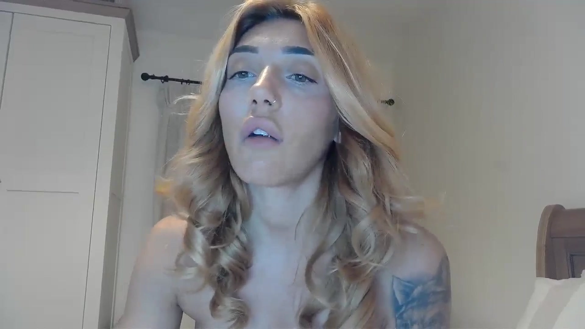 Gallery image thumbnail from EnglishRose3's myfreecams stream on, 11/12/2024, 08:42 image 13 of 20