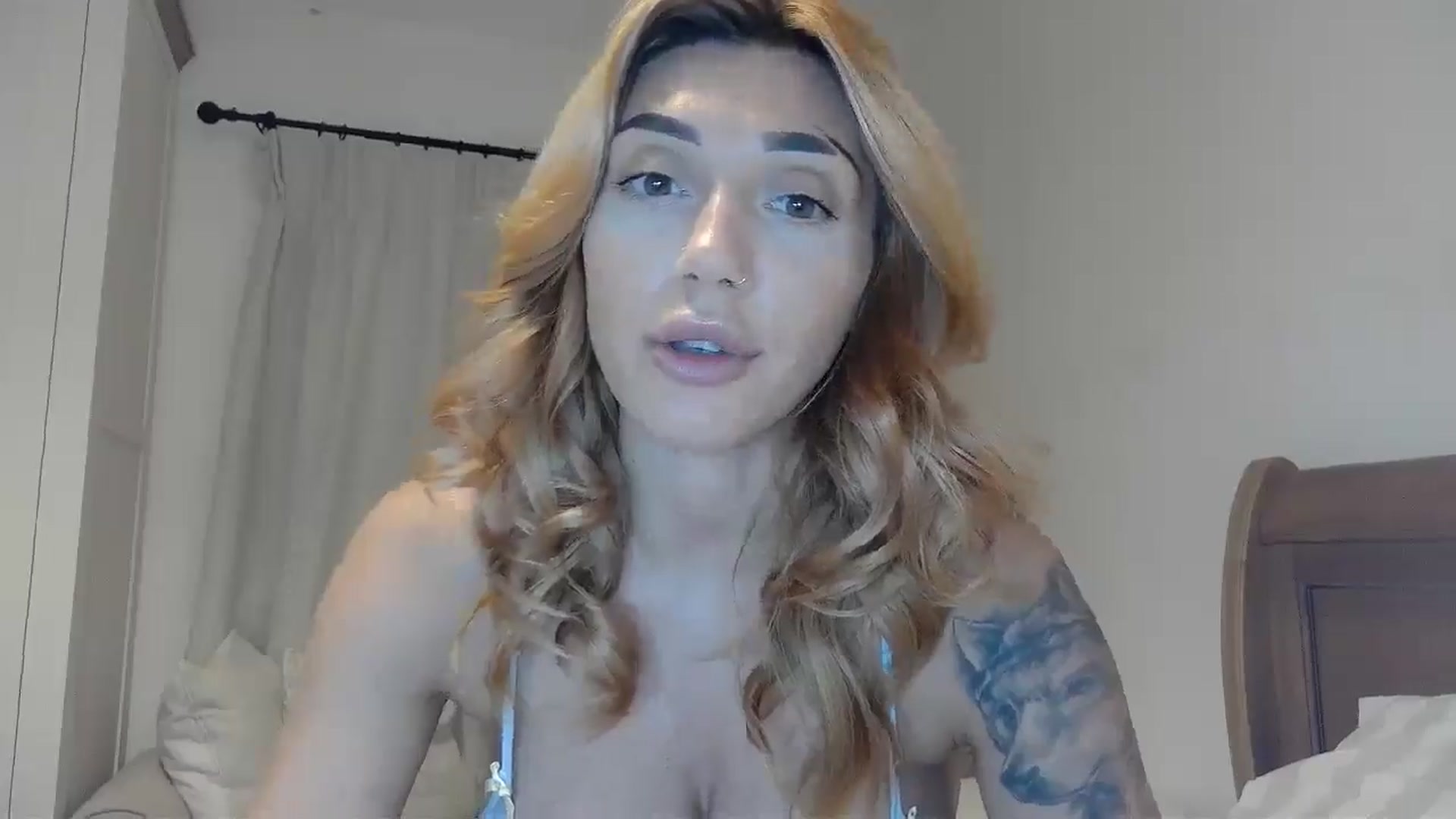 Gallery image thumbnail from EnglishRose3's myfreecams stream on, 11/26/2024, 07:38 image 14 of 20