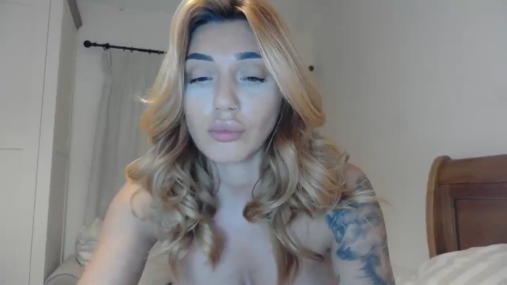 Gallery image thumbnail from EnglishRose3's myfreecams stream on, 11/26/2024, 08:56 image 16 of 20