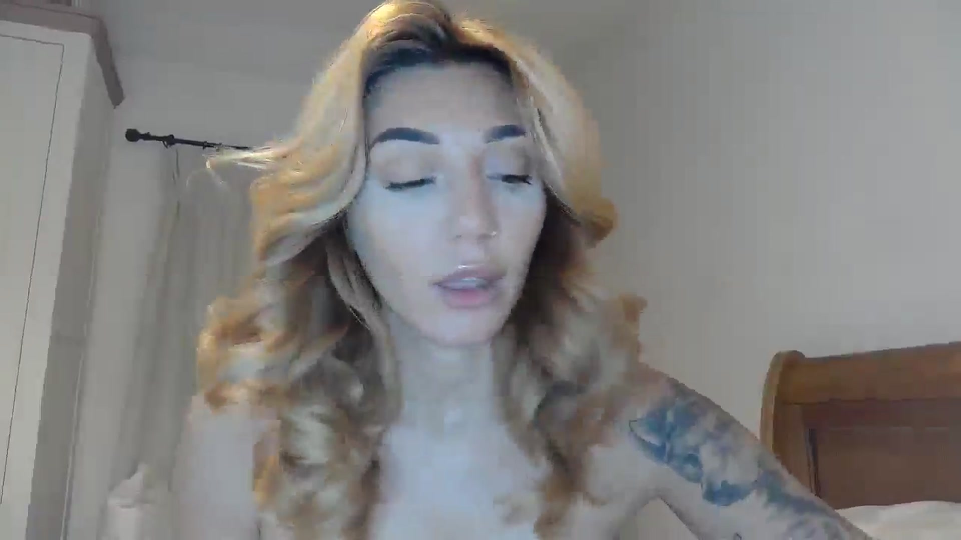 Gallery image thumbnail from EnglishRose3's myfreecams stream on, 11/29/2024, 07:37 image 17 of 20