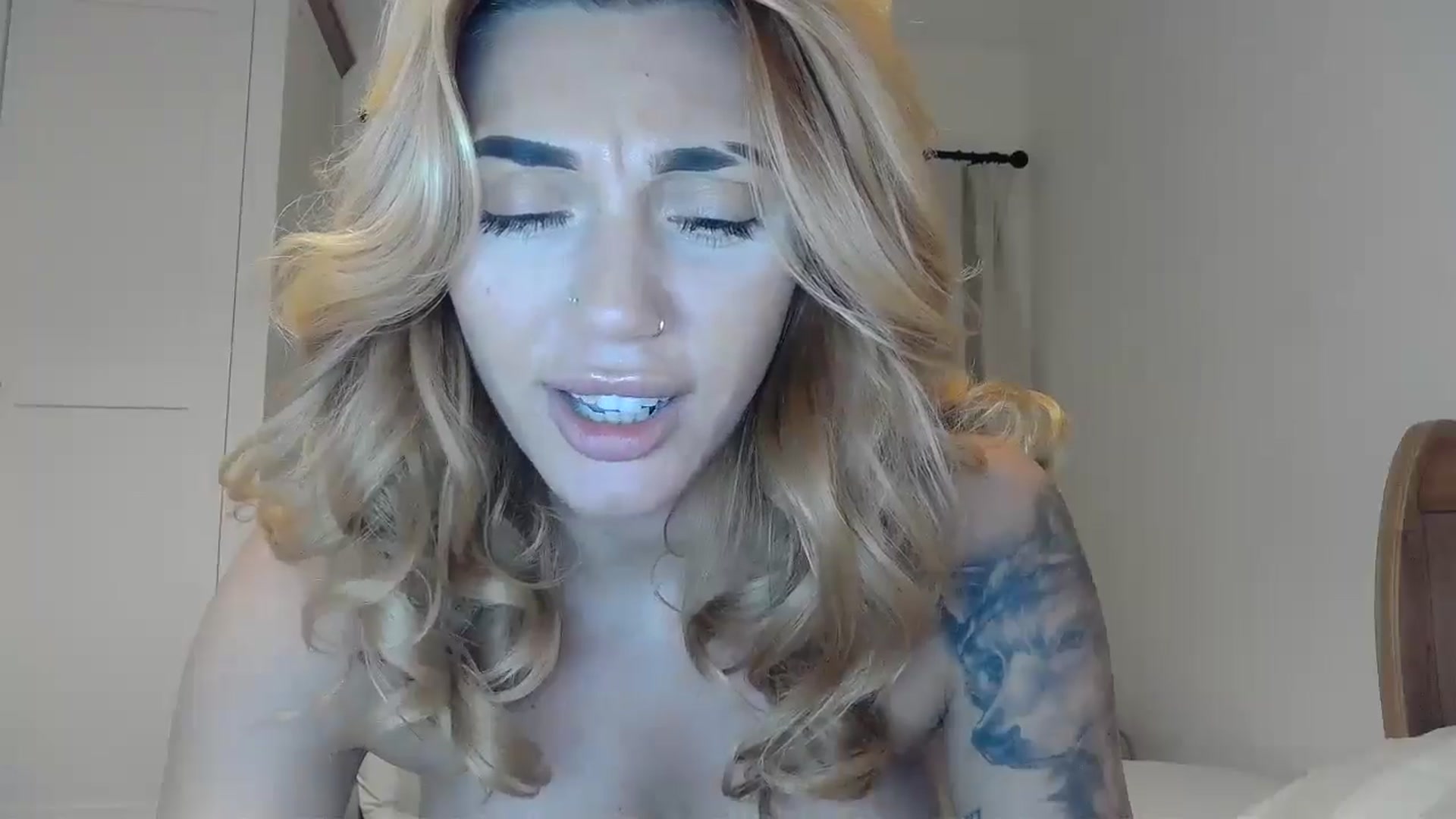 Gallery image thumbnail from EnglishRose3's myfreecams stream on, 11/29/2024, 09:05 image 14 of 20