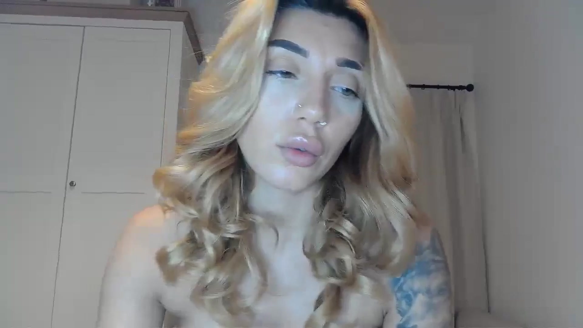 Gallery image thumbnail from EnglishRose3's myfreecams stream on, 12/02/2024, 08:02 image 13 of 20