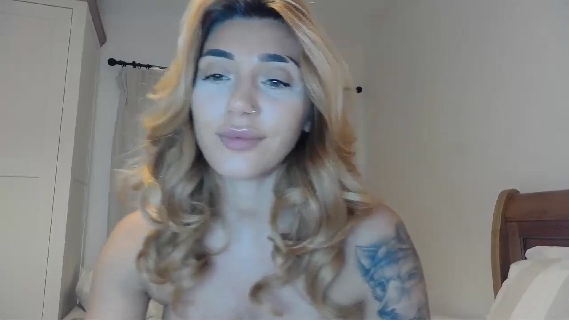 Gallery image thumbnail from EnglishRose3's myfreecams stream on, 12/06/2024, 08:27 image 14 of 20