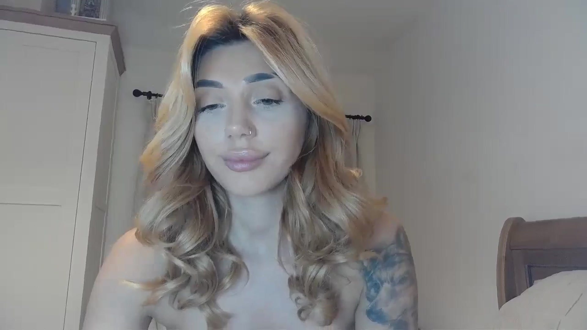 Gallery image thumbnail from EnglishRose3's myfreecams stream on, 12/12/2024, 07:27 image 13 of 20