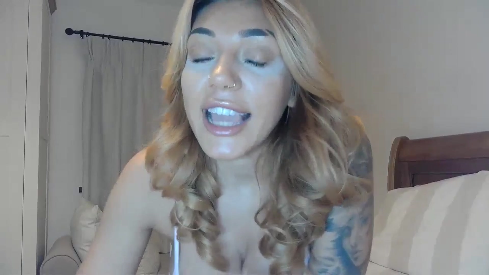 Gallery image thumbnail from EnglishRose3's myfreecams stream on, 12/16/2024, 07:35 image 4 of 20