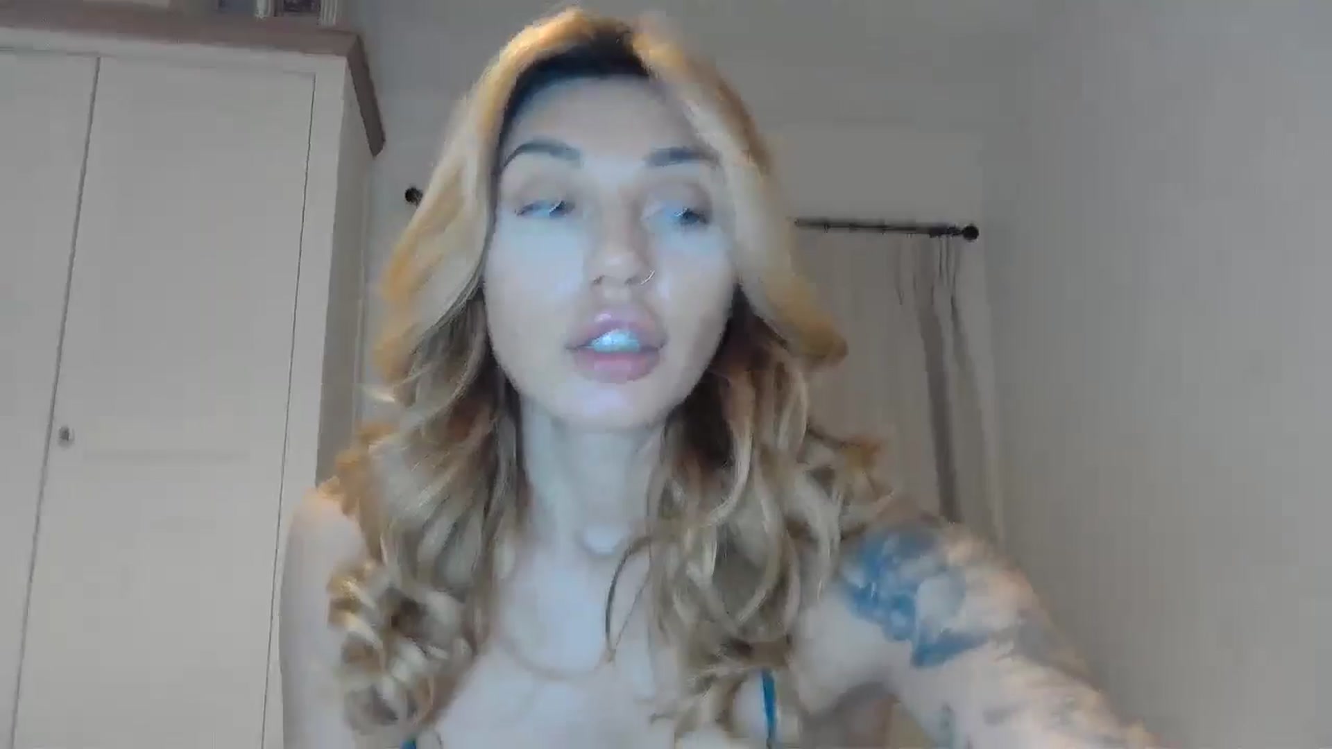 Gallery image thumbnail from EnglishRose3's myfreecams stream on, 12/18/2024, 07:54 image 10 of 20