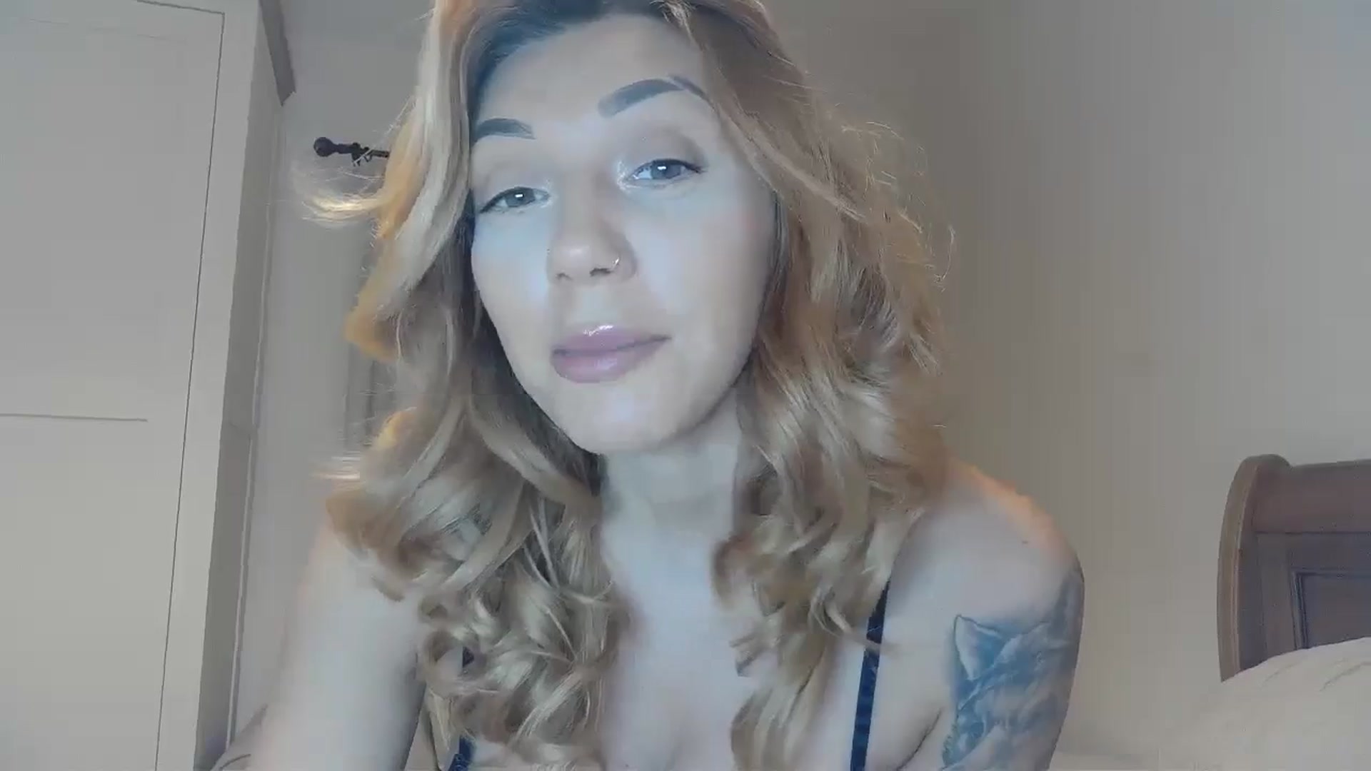 Gallery image thumbnail from EnglishRose3's myfreecams stream on, 12/19/2024, 07:39 image 10 of 20