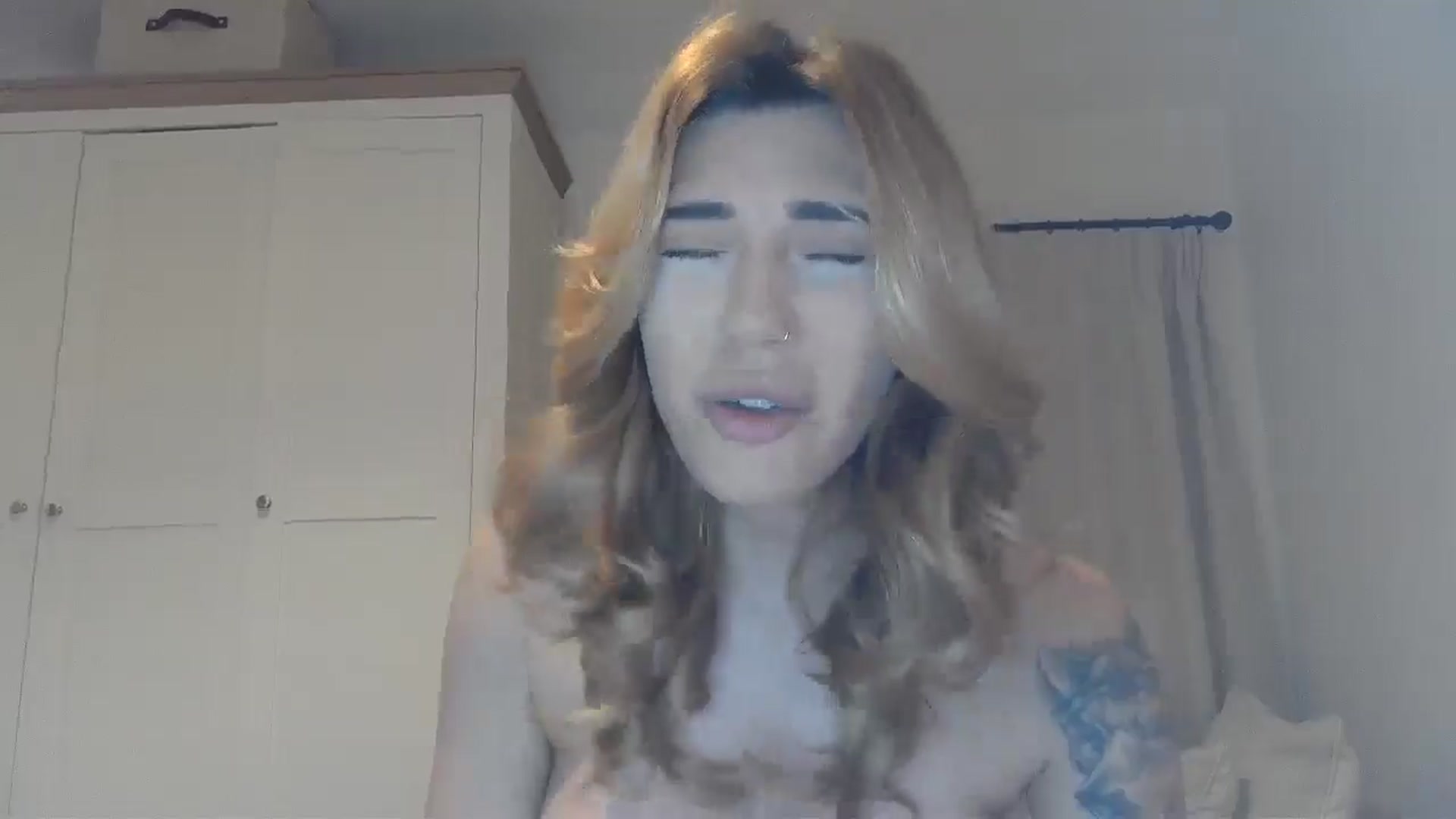 Gallery image thumbnail from EnglishRose3's myfreecams stream on, 02/25/2025, 08:10 image 14 of 20