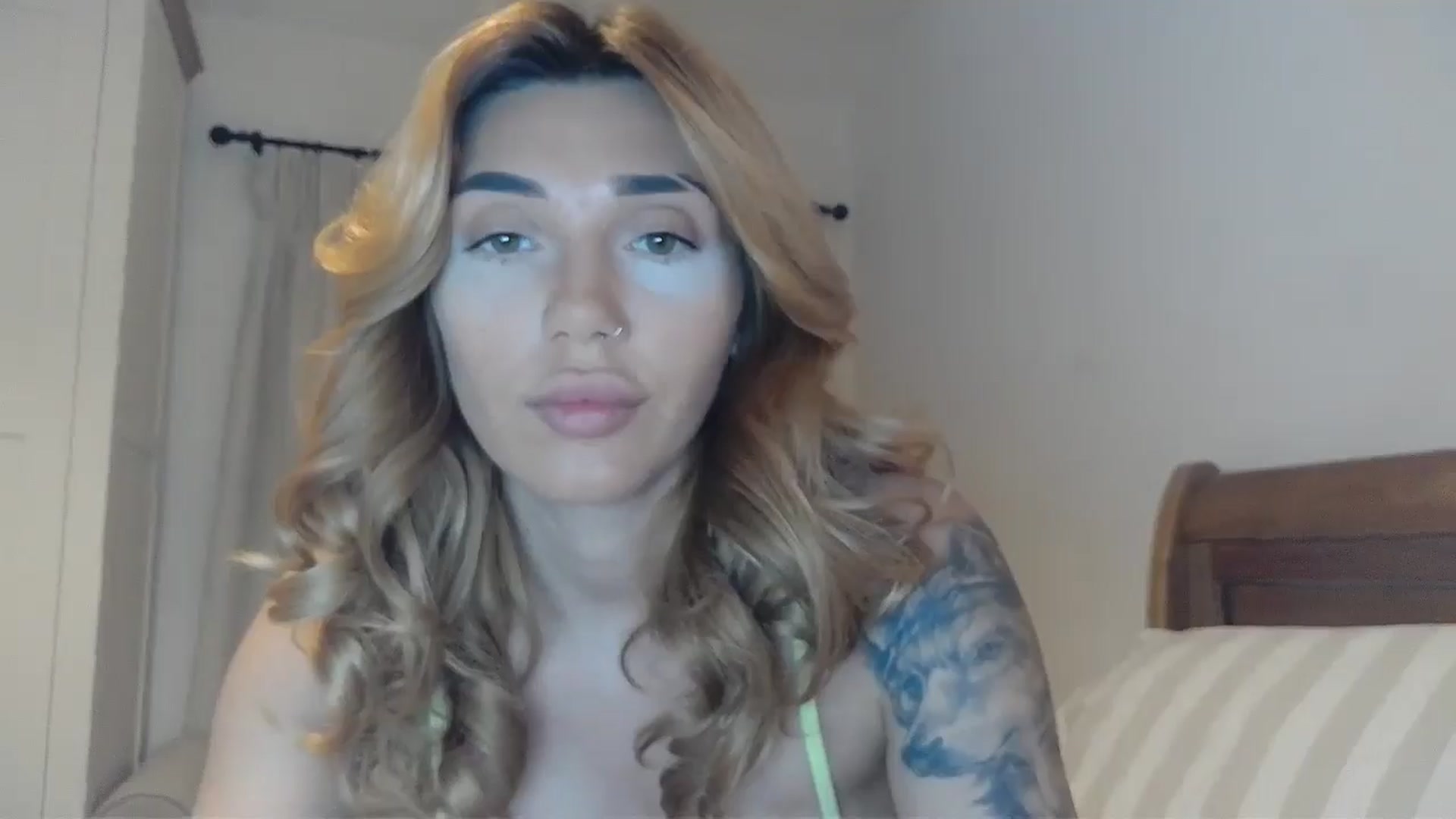 Gallery image thumbnail from EnglishRose3's myfreecams stream on, 02/28/2025, 07:34 image 7 of 20