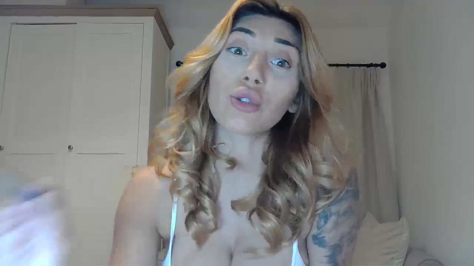 Gallery image thumbnail from EnglishRose3's myfreecams stream on, 04/15/2025, 07:17 image 12 of 20