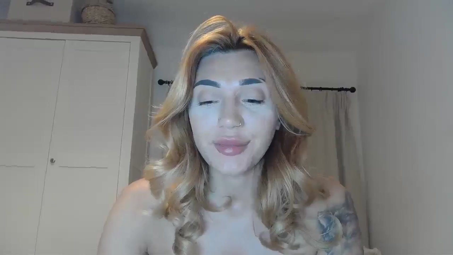 Gallery image thumbnail from EnglishRose3's myfreecams stream on, 05/15/2025, 21:15 image 17 of 20
