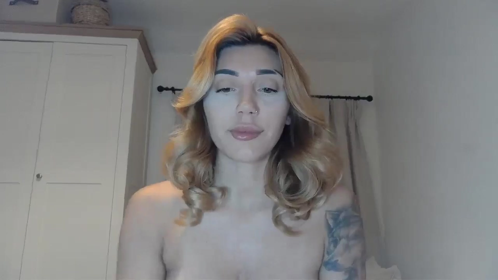 Gallery image thumbnail from EnglishRose3's myfreecams stream on, 05/19/2025, 07:30 image 8 of 20