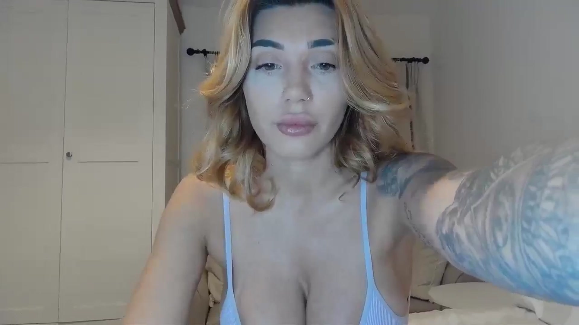 Gallery image thumbnail from EnglishRose3's myfreecams stream on, 05/20/2025, 06:40 image 6 of 20