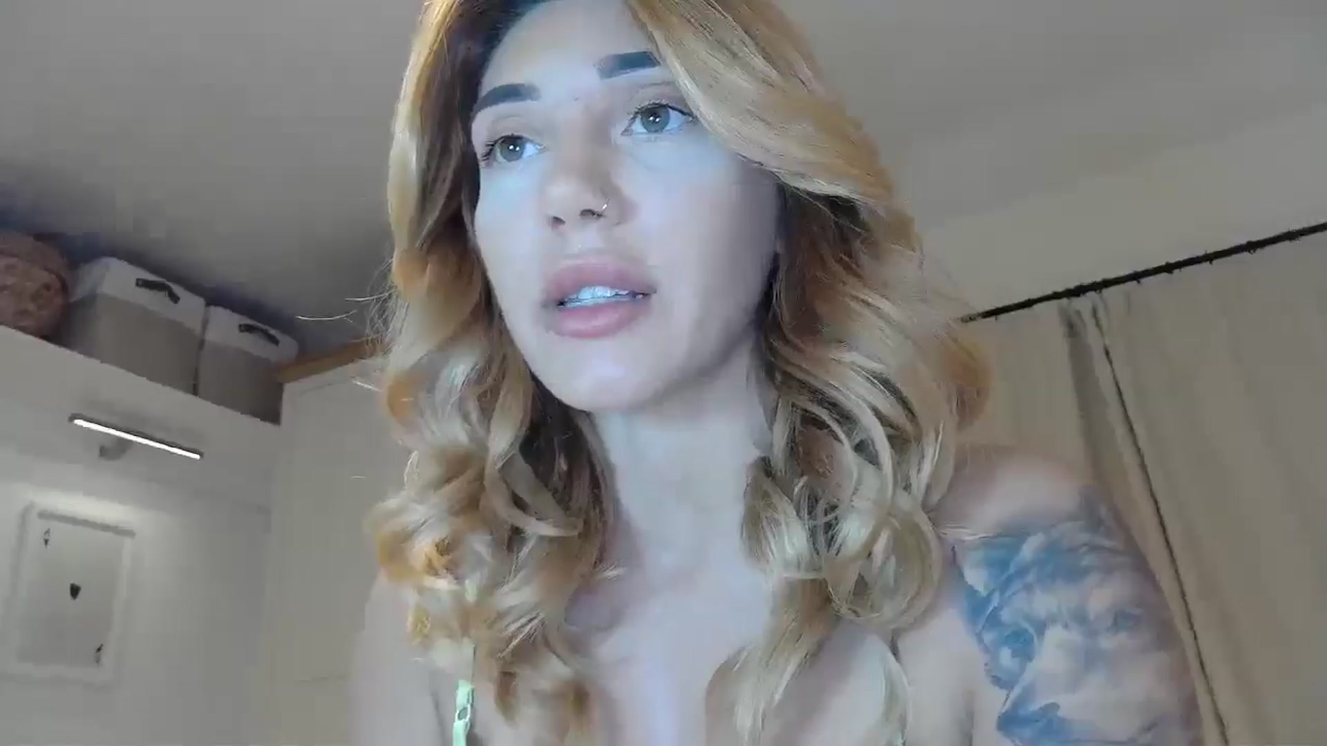 Gallery image thumbnail from EnglishRose3's myfreecams stream on, 05/29/2025, 06:21 image 13 of 20