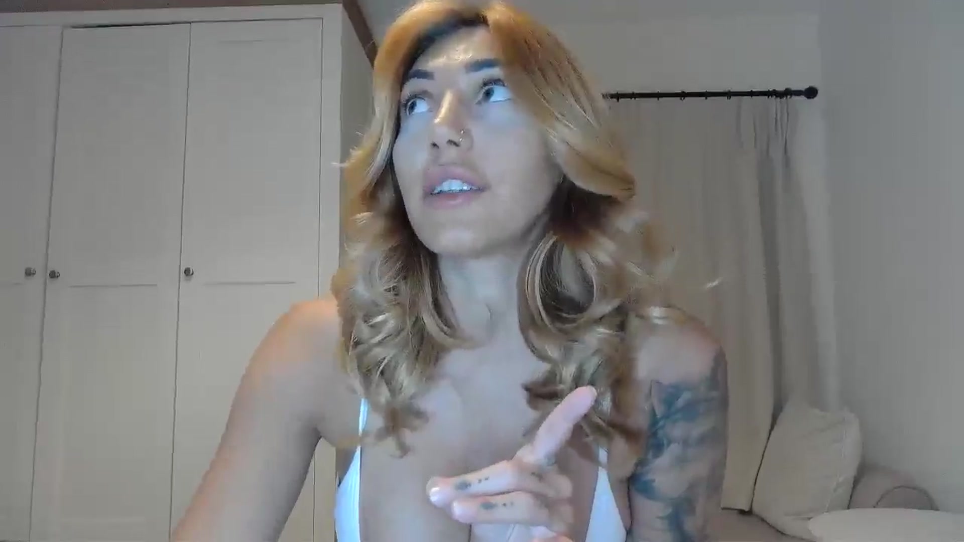 Gallery image thumbnail from EnglishRose3's myfreecams stream on, 06/18/2025, 19:23 image 13 of 20