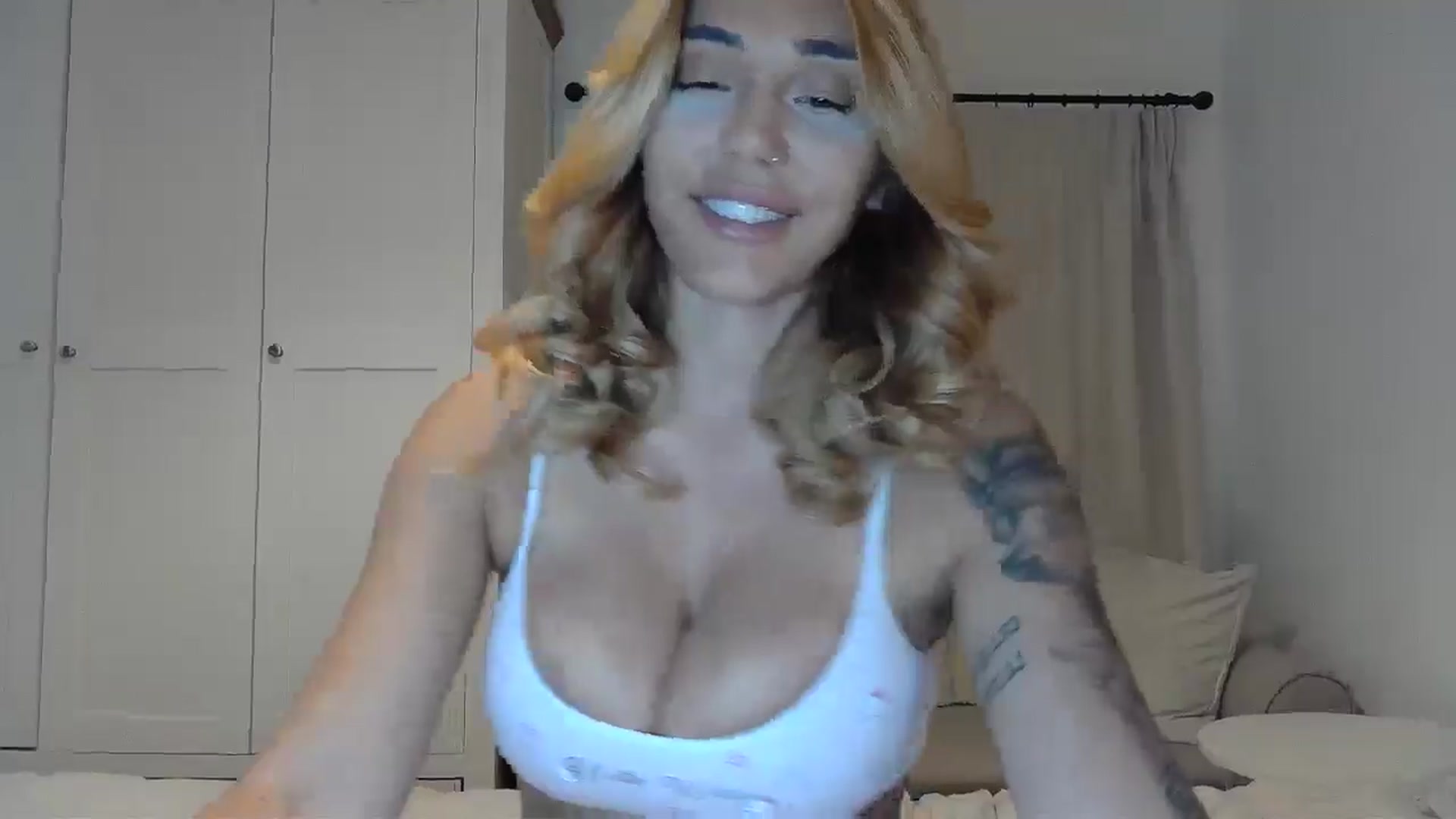 Gallery image thumbnail from EnglishRose3's myfreecams stream on, 06/22/2025, 09:50 image 7 of 20