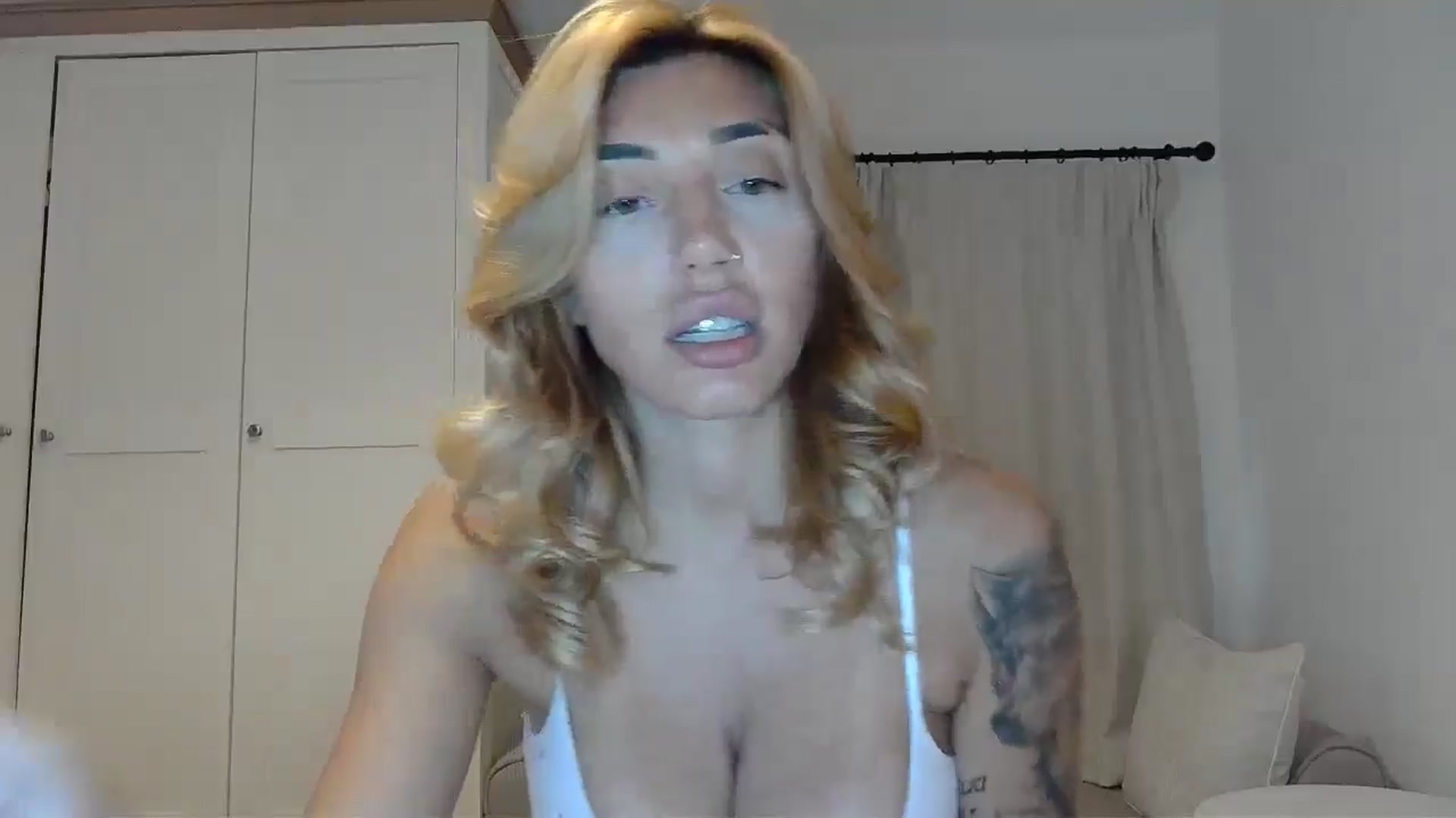 Gallery image thumbnail from EnglishRose3's myfreecams stream on, 08/18/2025, 07:37 image 14 of 20