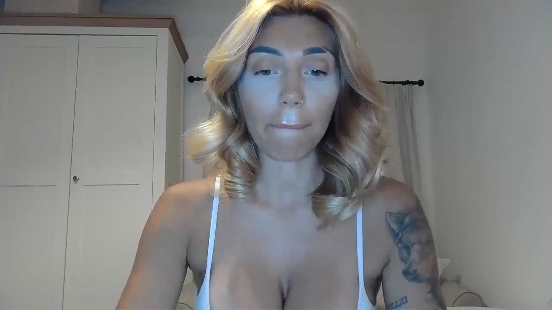 Gallery image thumbnail from EnglishRose3's myfreecams stream on, 09/26/2025, 07:56 image 2 of 20