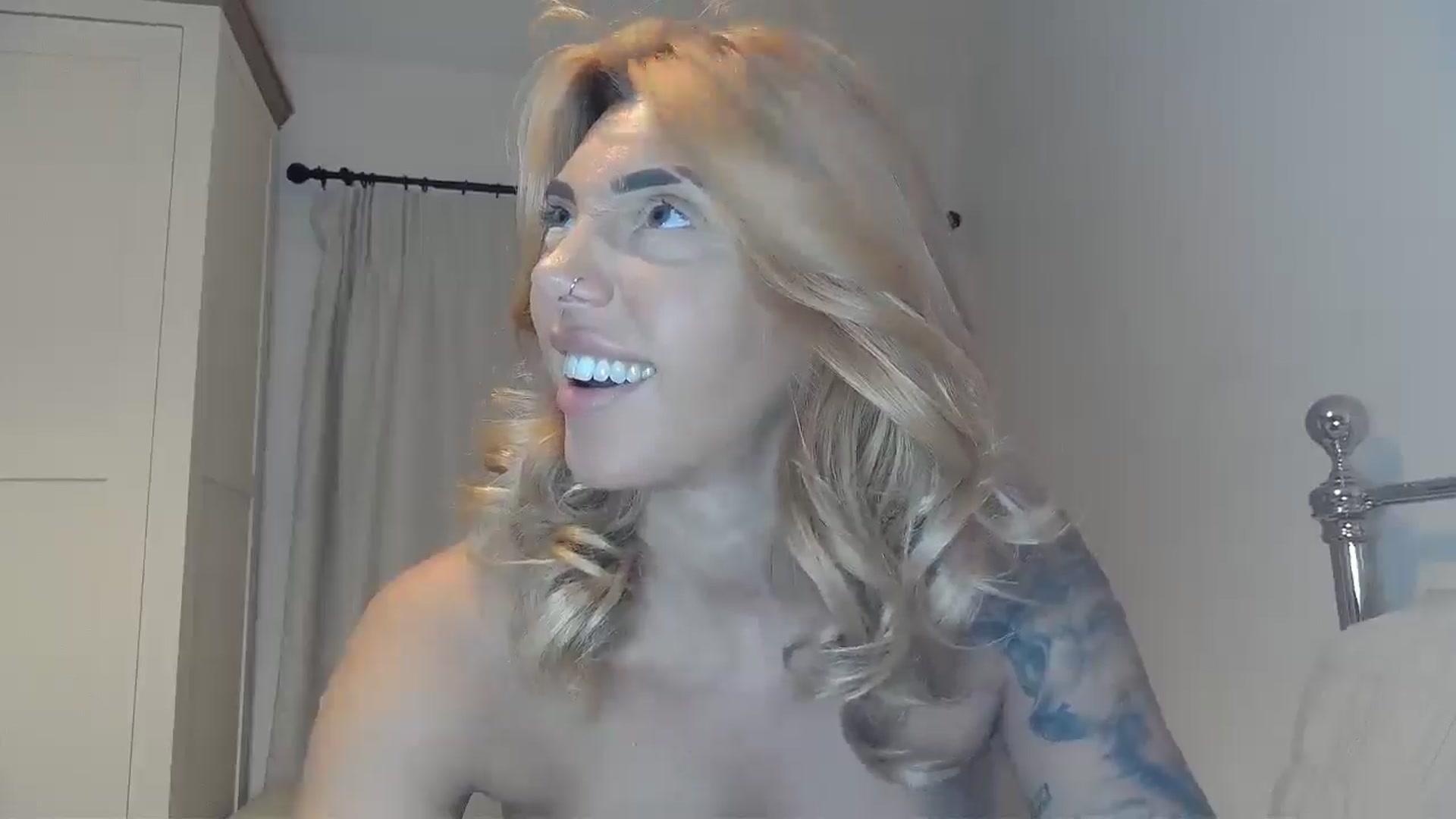 Gallery image thumbnail from EnglishRose3's myfreecams stream on, 10/27/2025, 10:26 image 5 of 20