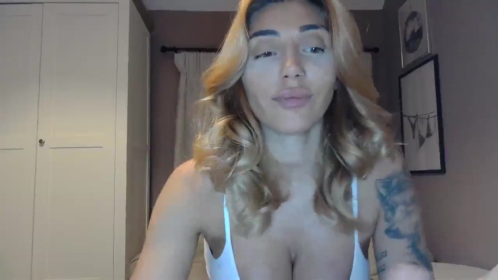 Gallery image thumbnail from EnglishRose3's myfreecams stream on, 12/02/2025, 08:32 image 6 of 20