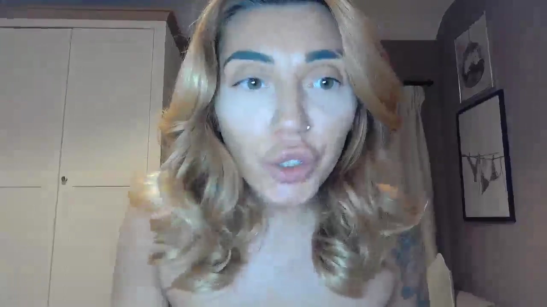 Gallery image thumbnail from EnglishRose3's myfreecams stream on, 12/15/2025, 21:25 image 15 of 20