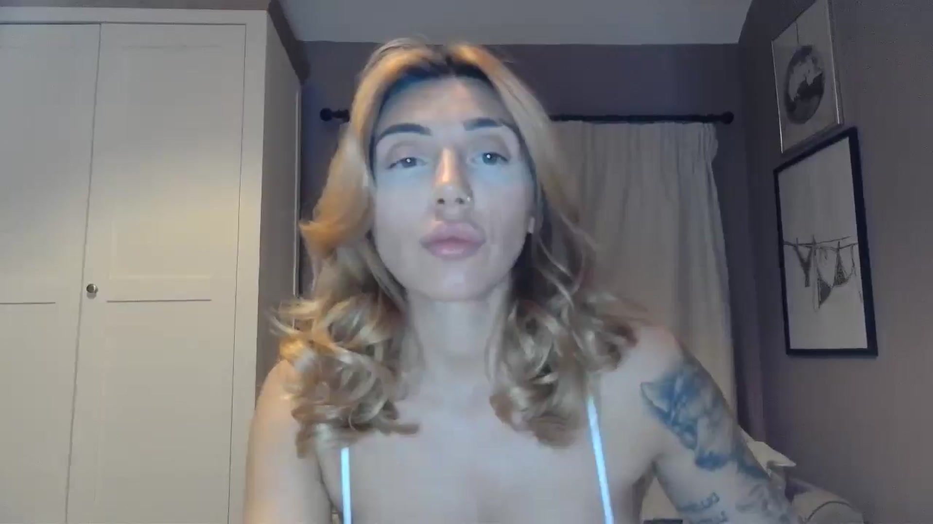 Gallery image thumbnail from EnglishRose3's myfreecams stream on, 12/19/2025, 08:56 image 15 of 20