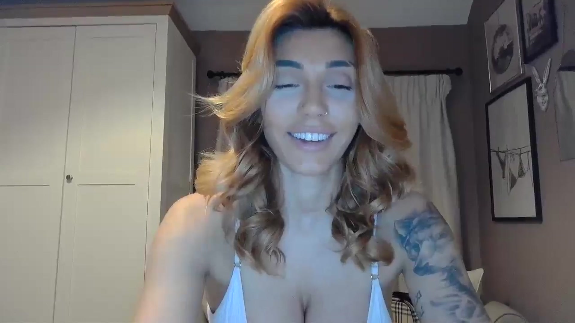 Gallery image thumbnail from EnglishRose3's myfreecams stream on, 04/01/2026, 08:30 image 2 of 20