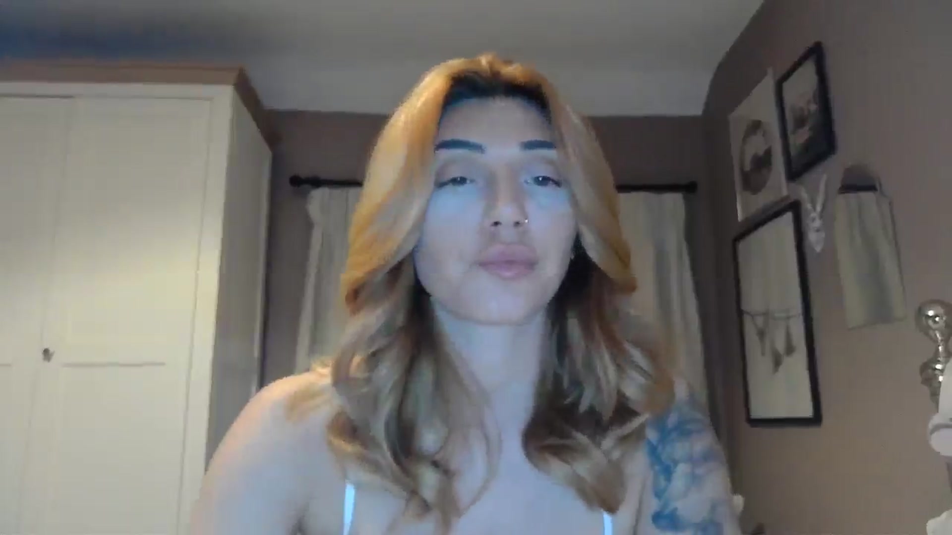 Gallery image thumbnail from EnglishRose3's myfreecams stream on, 04/04/2026, 19:15 image 2 of 20