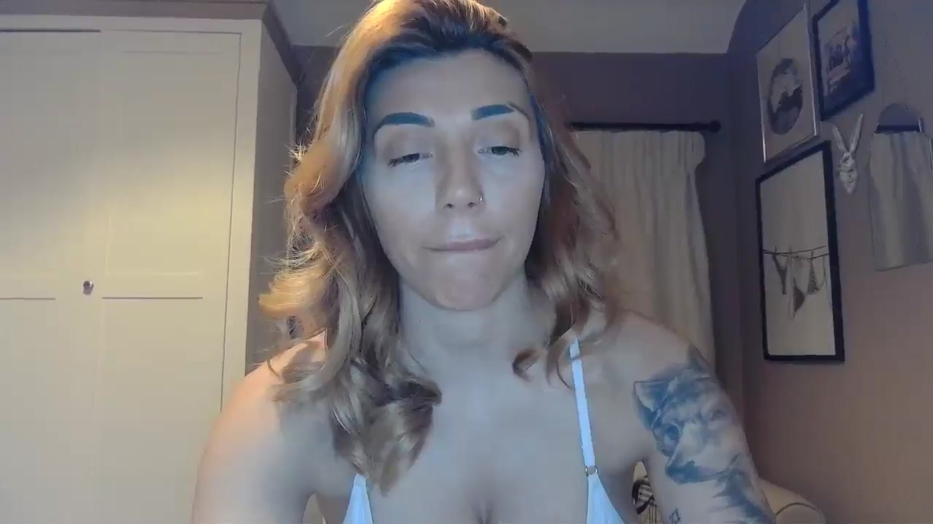 Gallery image thumbnail from EnglishRose3's myfreecams stream on, 04/09/2026, 06:37 image 8 of 20