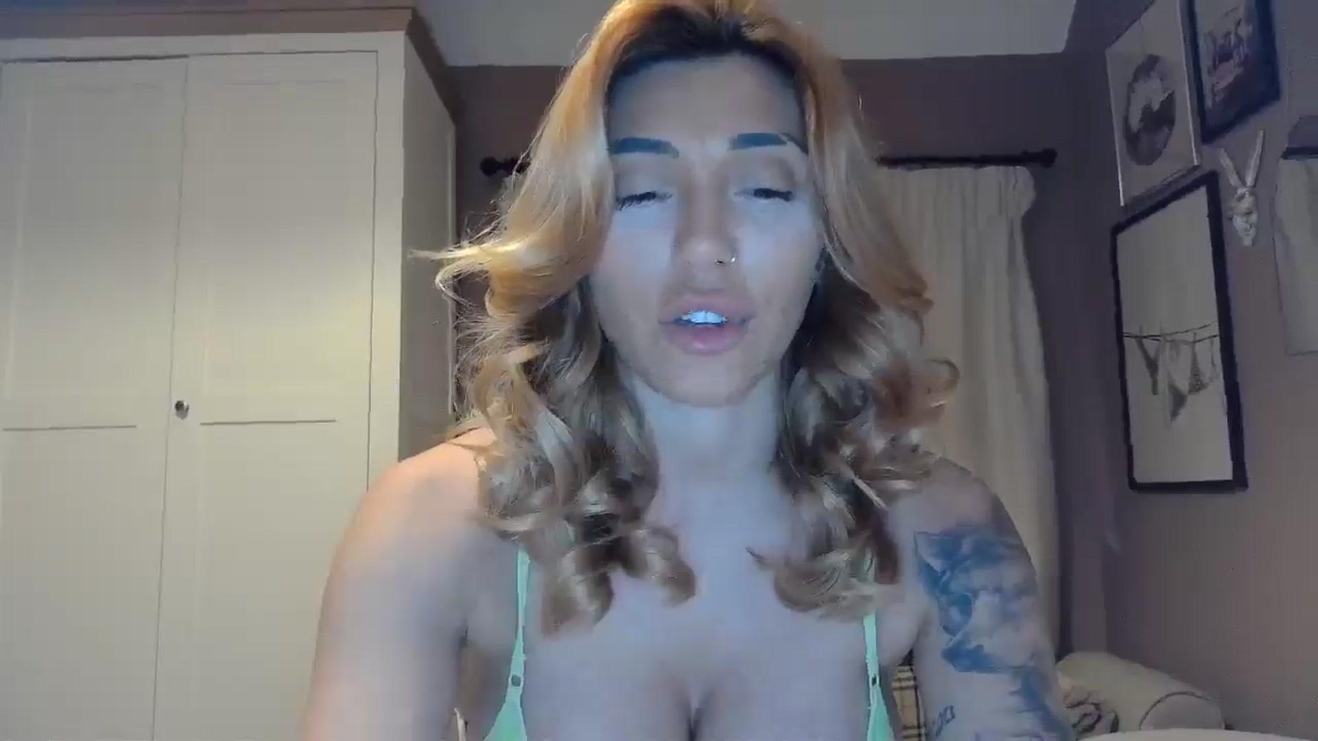 Gallery image thumbnail from EnglishRose3's myfreecams stream on, 04/13/2026, 07:32 image 18 of 20