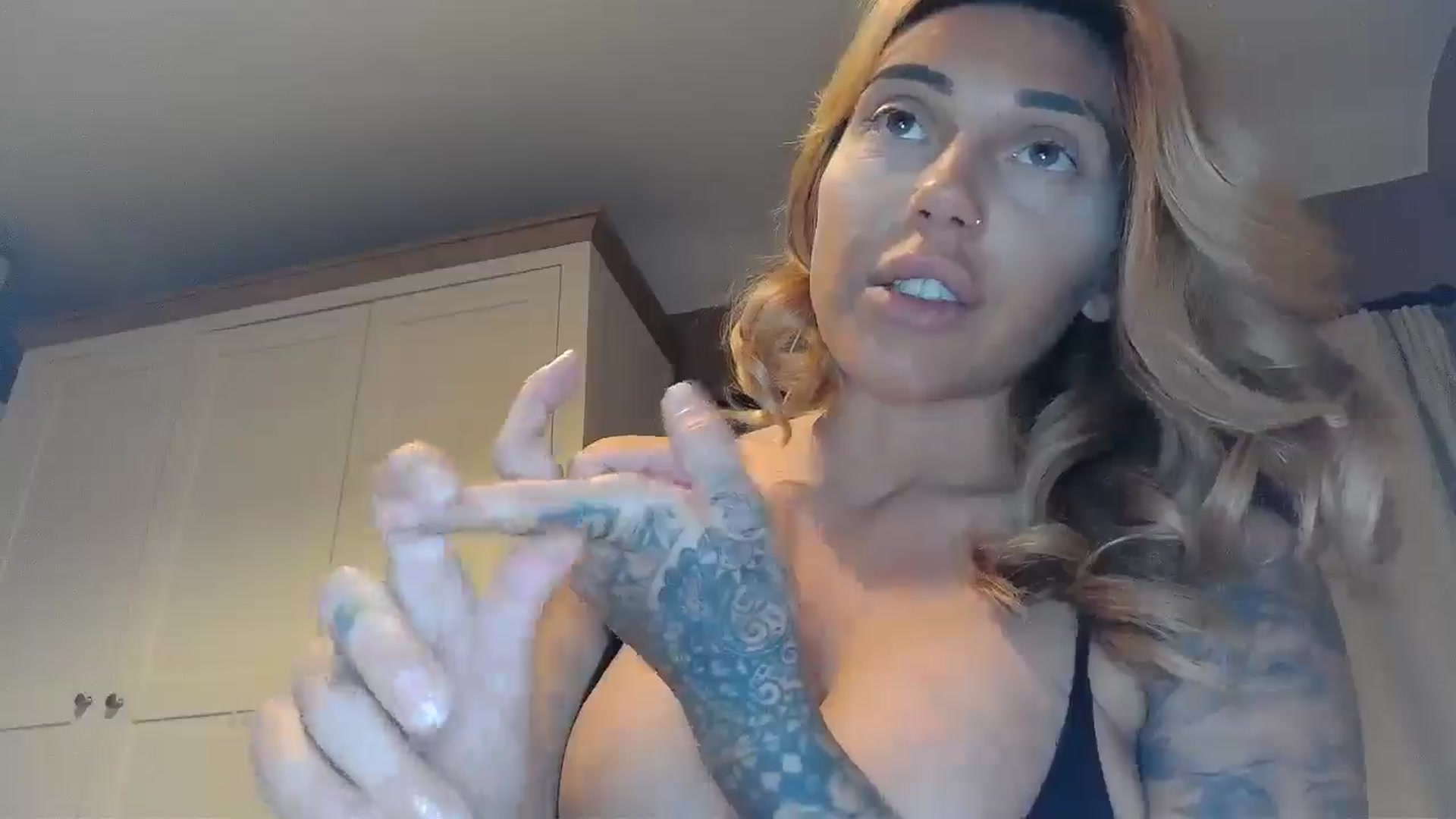 Gallery image thumbnail from EnglishRose3's myfreecams stream on, 04/20/2026, 07:37 image 16 of 20