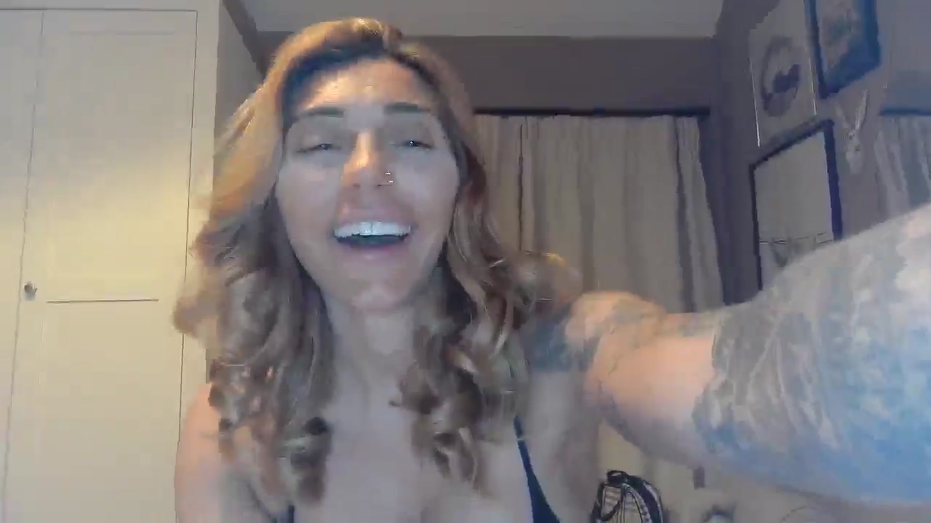 Gallery image thumbnail from EnglishRose3's myfreecams stream on, 04/20/2026, 07:37 image 12 of 20