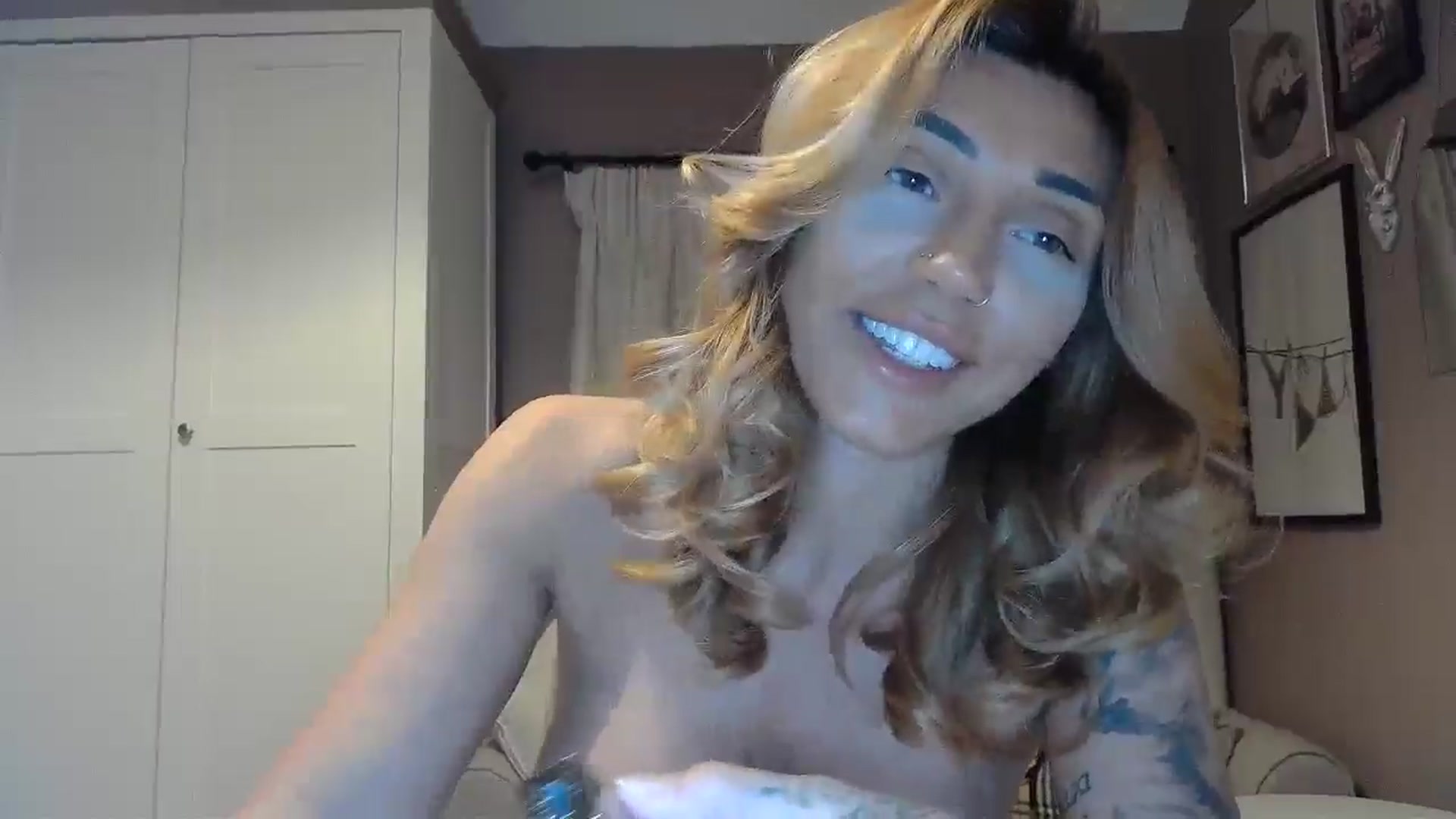 Gallery image thumbnail from EnglishRose3's myfreecams stream on, 04/23/2026, 07:49 image 10 of 20