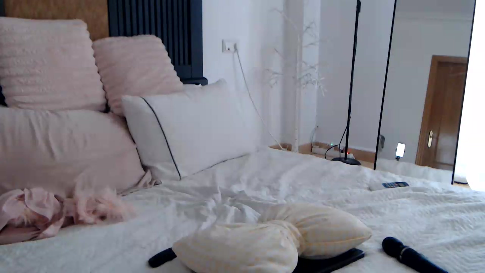 Gallery image thumbnail from EnglishRose8's myfreecams stream on, 06/28/2026, 18:34 image 17 of 20