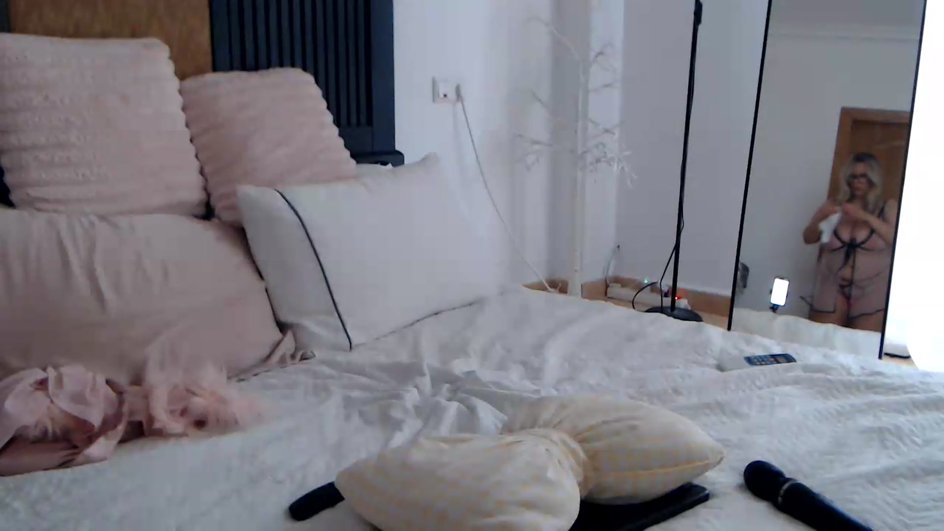 Gallery image thumbnail from EnglishRose8's myfreecams stream on, 06/28/2026, 18:34 image 18 of 20