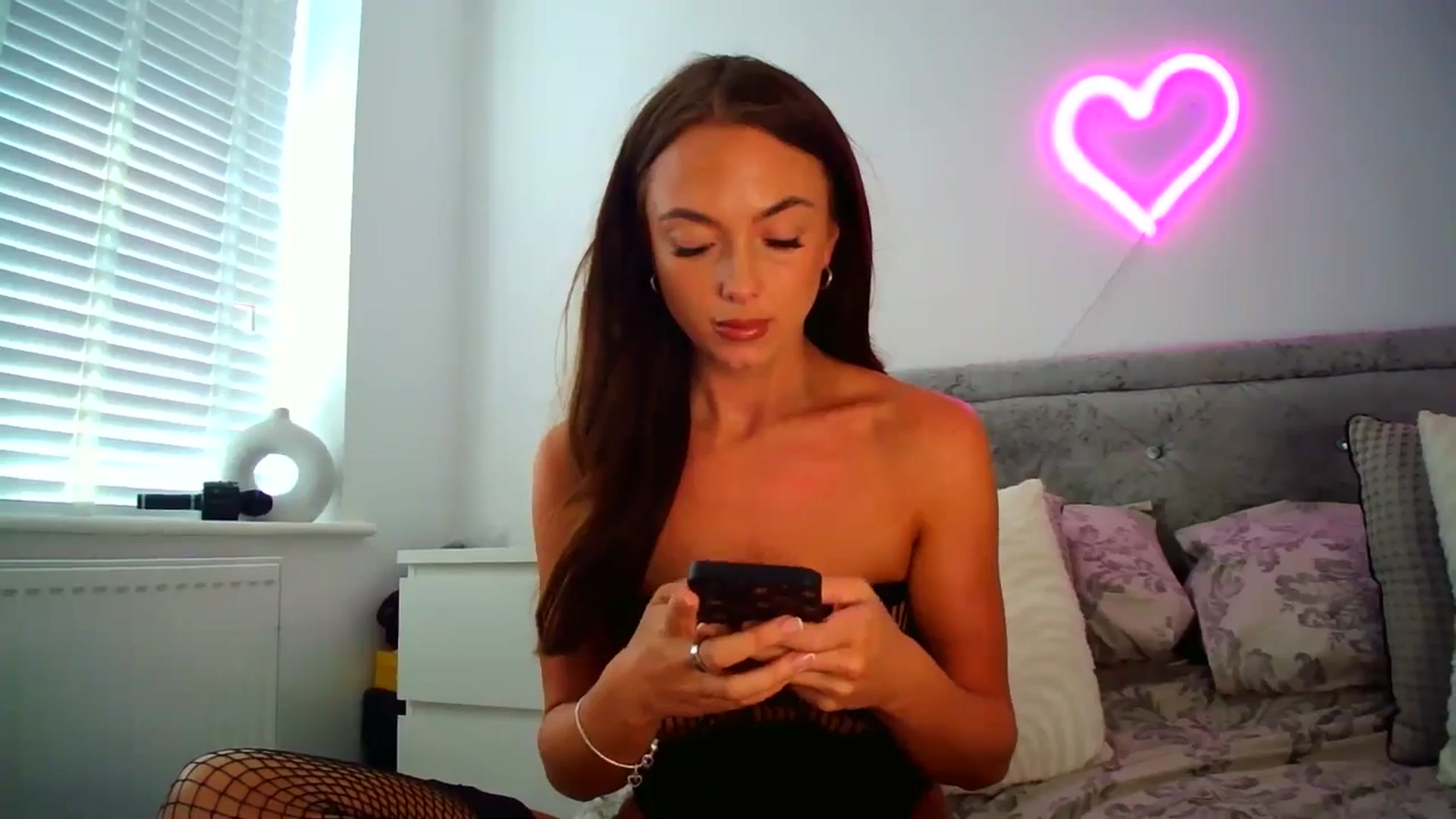 Gallery image thumbnail from EnglishSienna's myfreecams stream on, 07/28/2024, 14:09 image 15 of 20