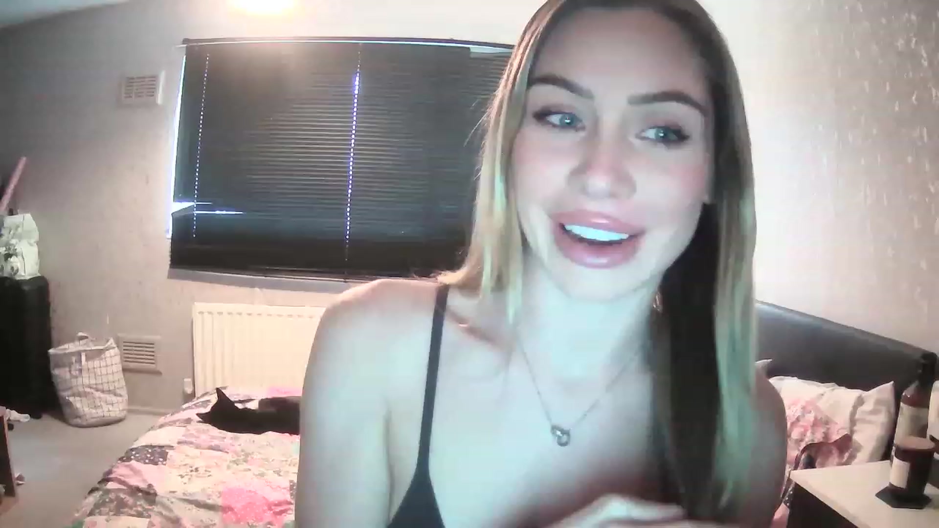 Gallery image thumbnail from English_Babe1's myfreecams stream on, 03/12/2023, 14:32 image 18 of 20