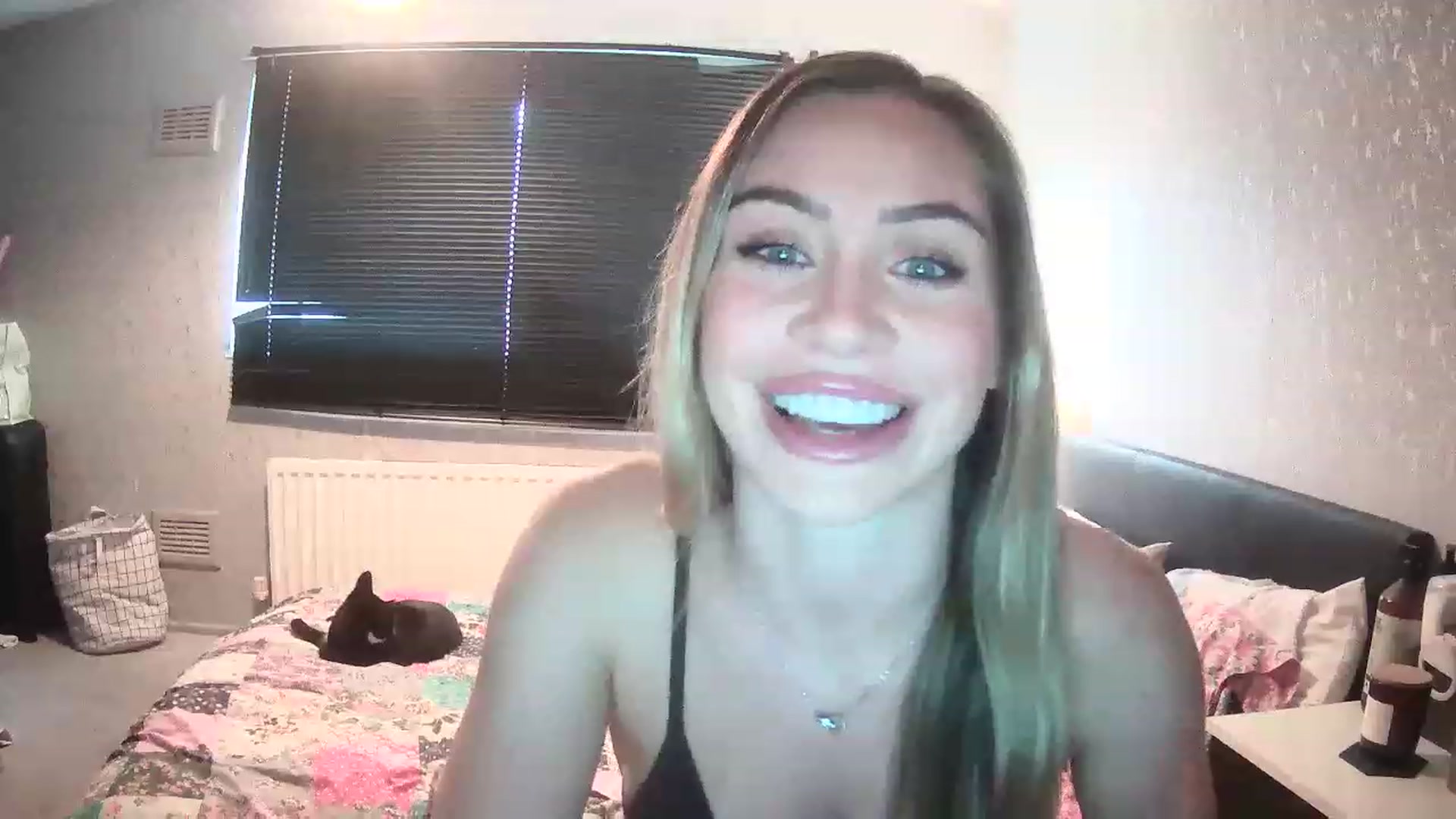 Gallery image thumbnail from English_Babe1's myfreecams stream on, 03/12/2023, 14:32 image 9 of 20