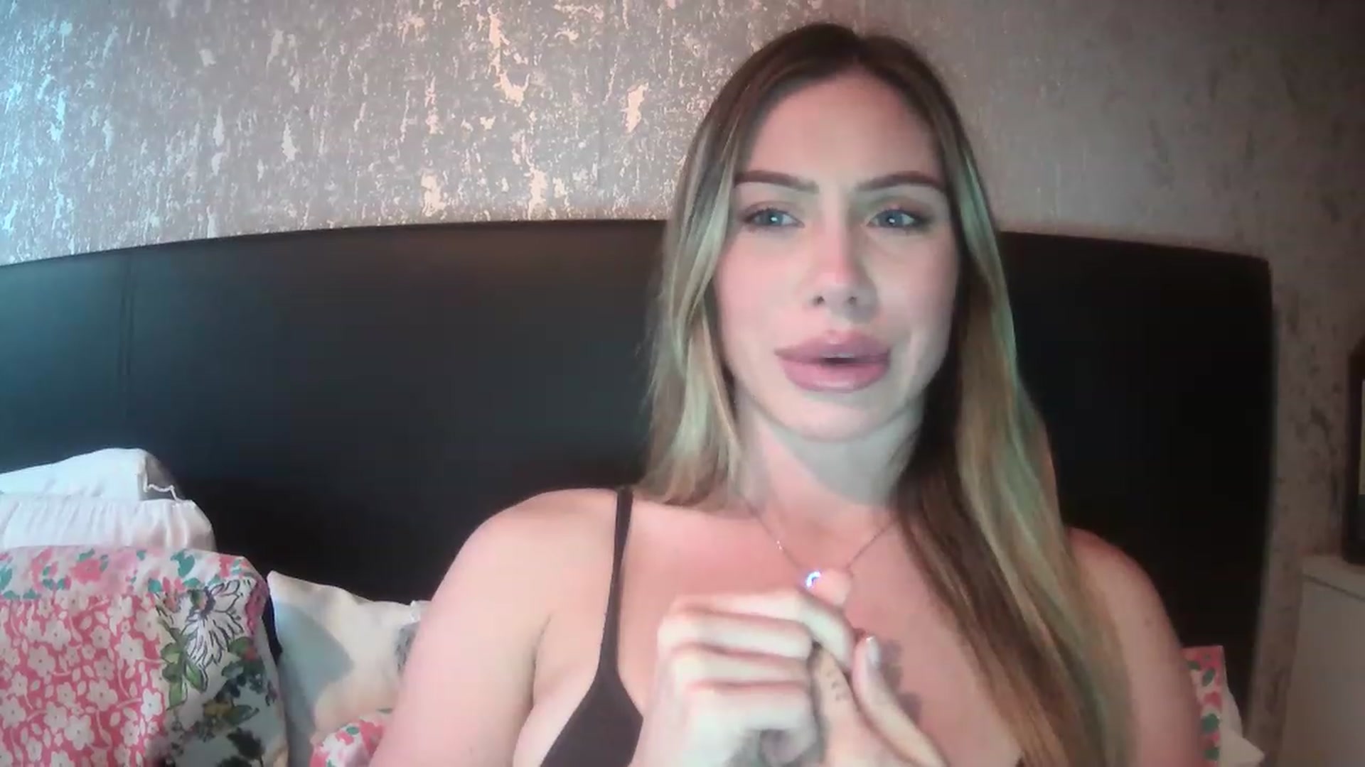 Gallery image thumbnail from English_Babe1's myfreecams stream on, 03/21/2023, 11:54 image 3 of 20