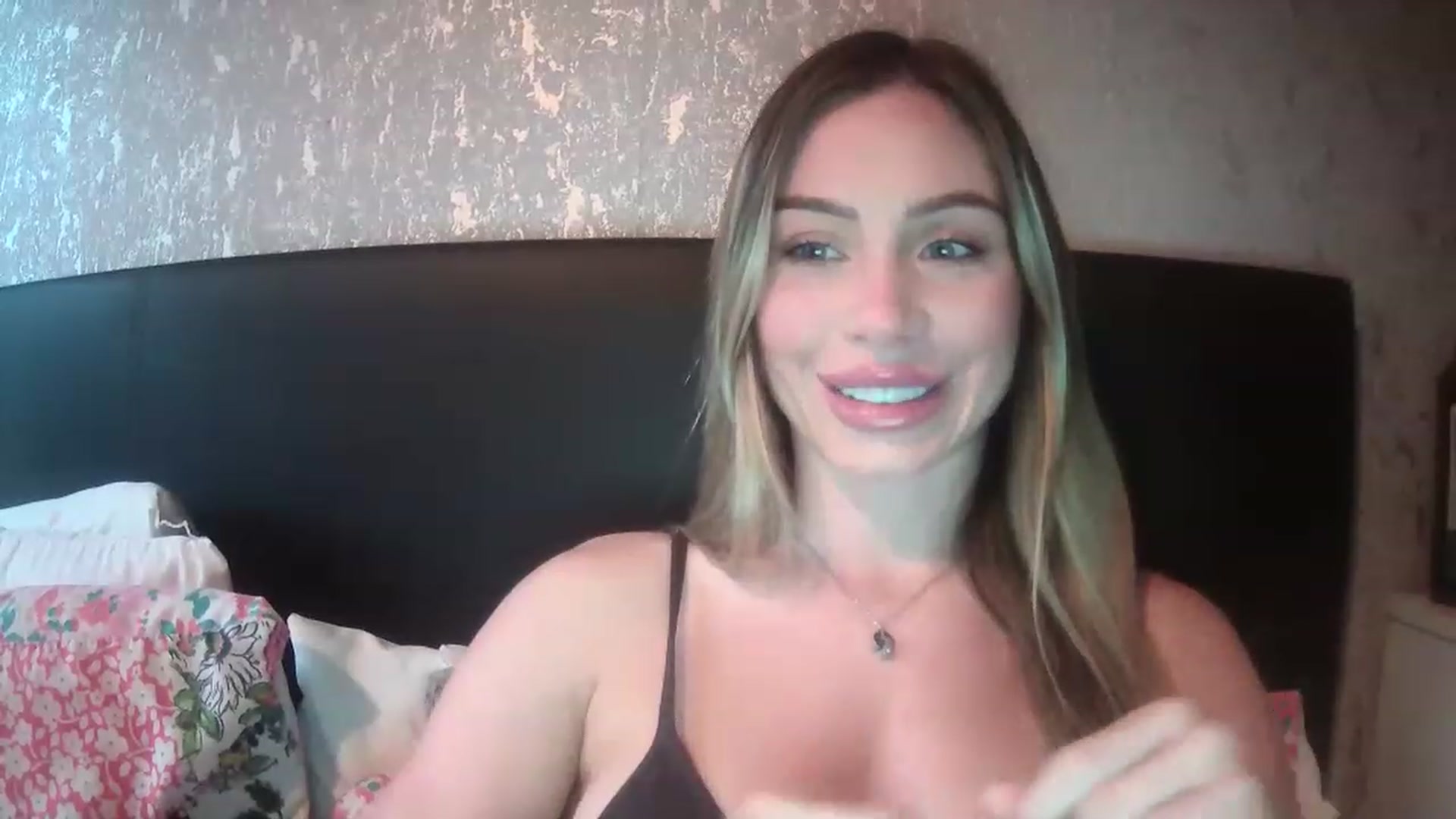 Gallery image thumbnail from English_Babe1's myfreecams stream on, 03/21/2023, 11:54 image 7 of 20