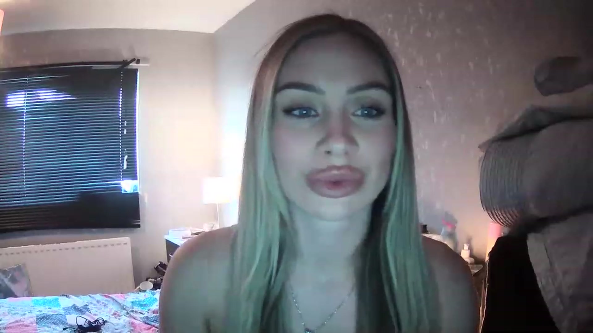 Gallery image thumbnail from English_Babe1's myfreecams stream on, 03/27/2023, 13:25 image 18 of 20