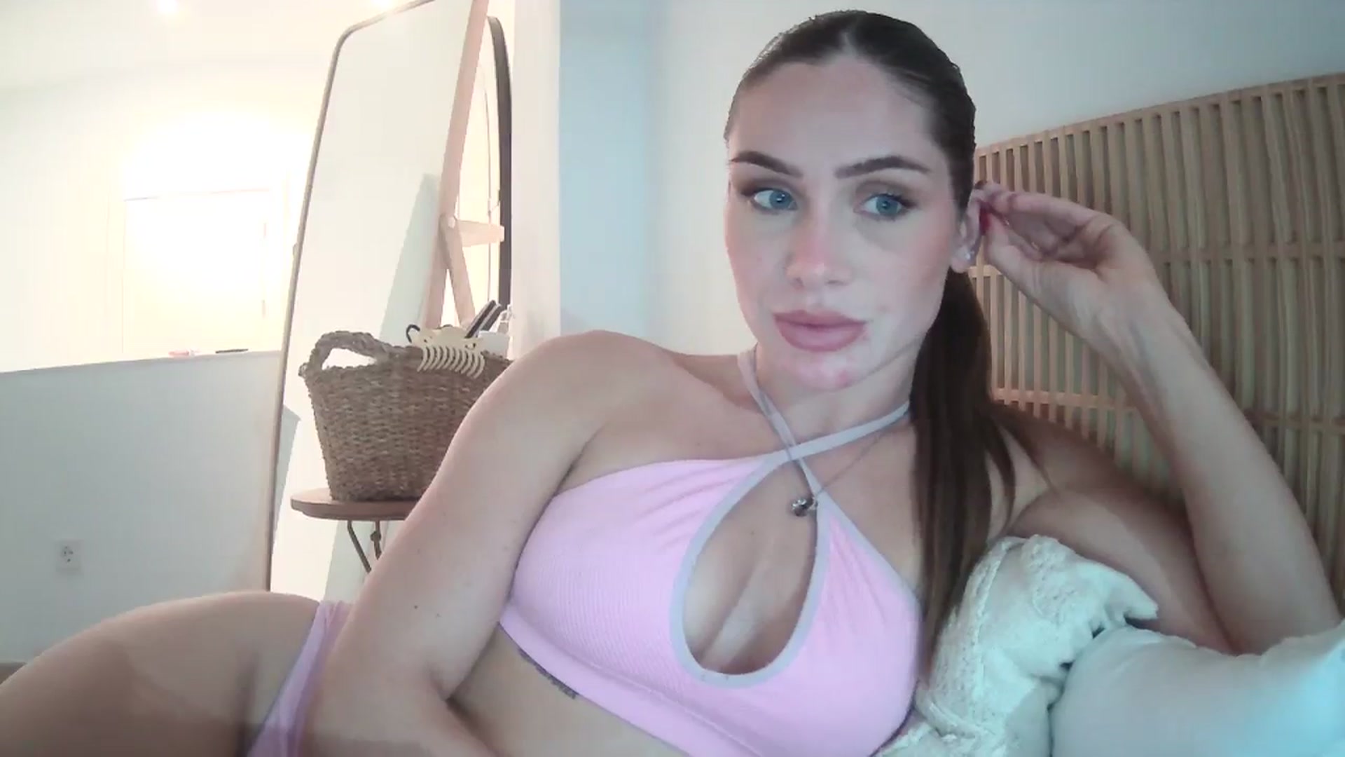 Gallery image thumbnail from English_Babe1's myfreecams stream on, 10/21/2023, 17:46 image 15 of 20