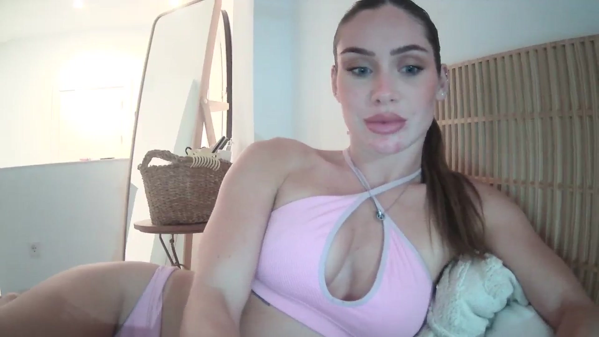 Gallery image thumbnail from English_Babe1's myfreecams stream on, 10/21/2023, 17:46 image 10 of 20