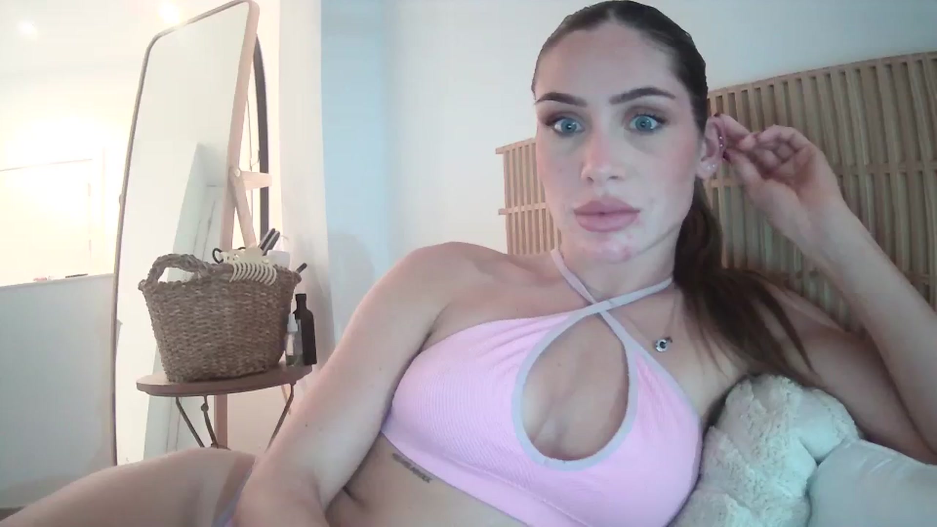 Gallery image thumbnail from English_Babe1's myfreecams stream on, 10/21/2023, 18:32 image 11 of 20